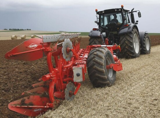 Semi-mounted plows on the KUHN MULTI-LEADER support wheel