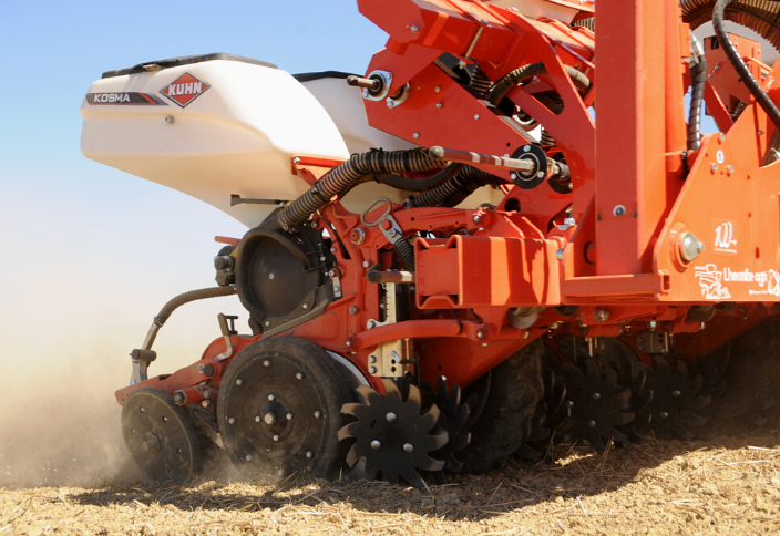 The KOSMA M precision seeder and a record corn harvest for the farm