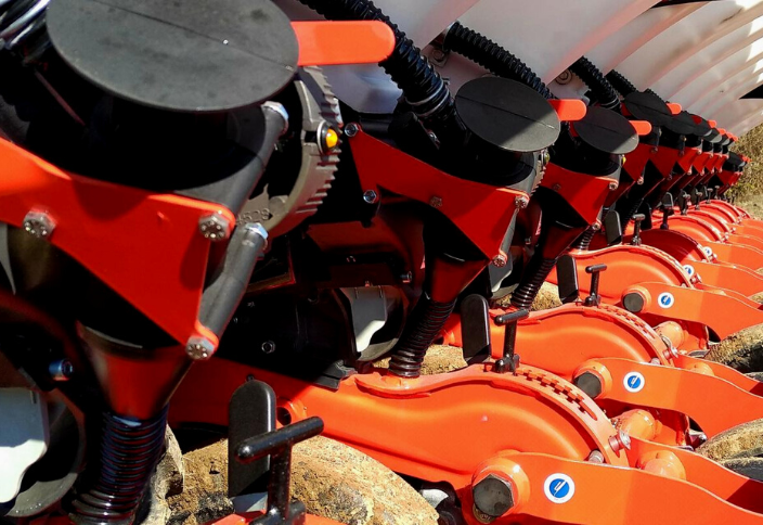 The KOSMA M precision seeder and a record corn harvest for the farm