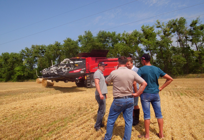 Fast harvest with minimal losses: DEMO-tour of the Case IH Axial Flow 250 series combine with the MacDon FD235 harvester