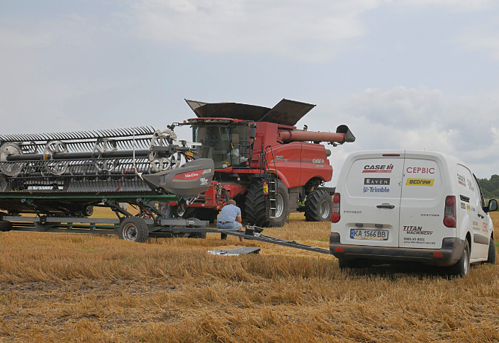 Fast harvest with minimal losses: DEMO-tour of the Case IH Axial Flow 250 series combine with the MacDon FD235 harvester