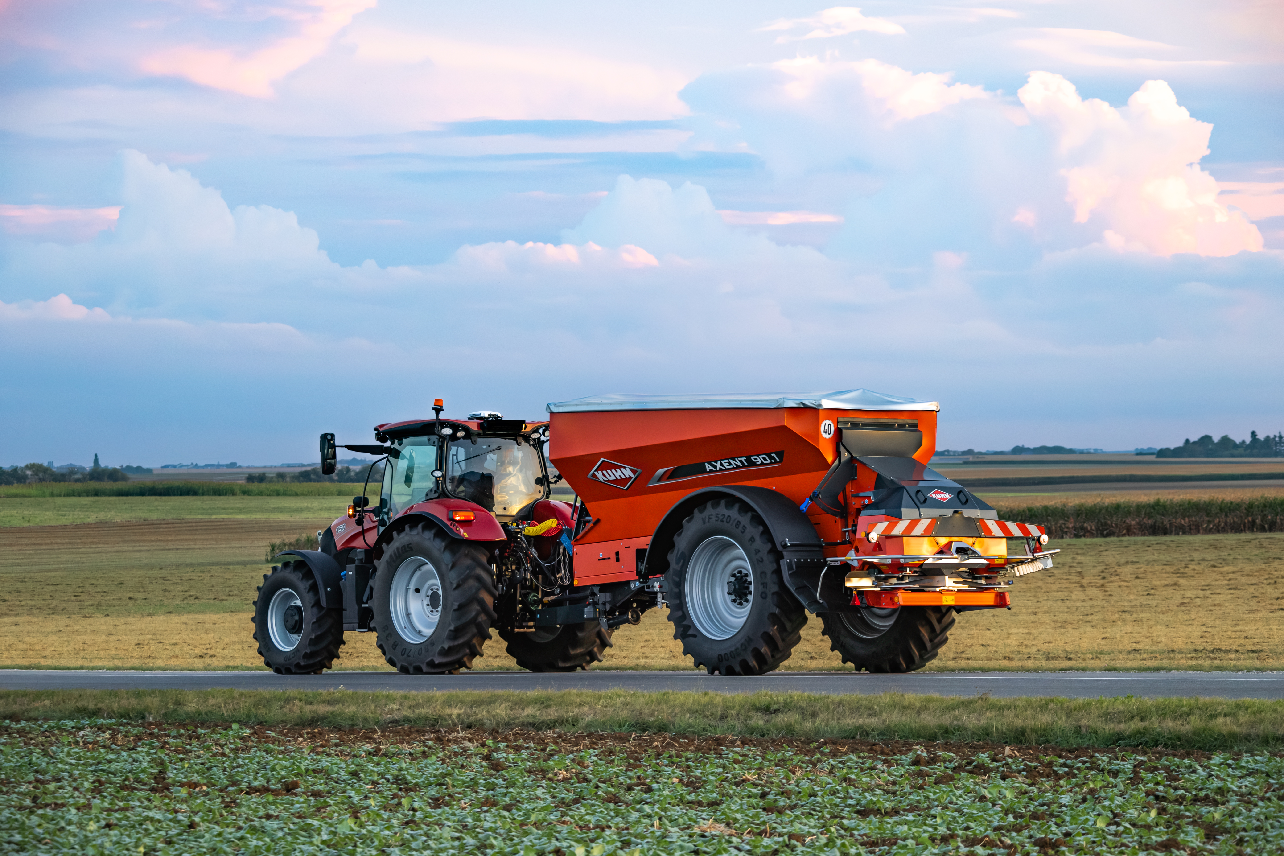 Large spreader of mineral fertilizers KUHN AXENT 90.1