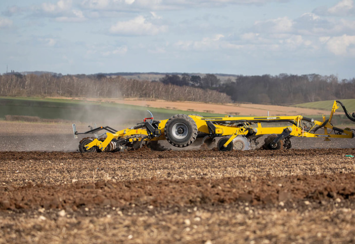 Disking or cultivation: How to work residues into the soil more efficiently after harvest?