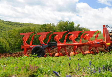 The MULTI-MASTER 123 from KUHN: the ideal choice for medium-sized farms in Ukraine