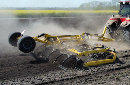 Quality sowing starts with perfect soil: Ukrlandfarming is updating its fleet of machinery with BEDNAR equipment.