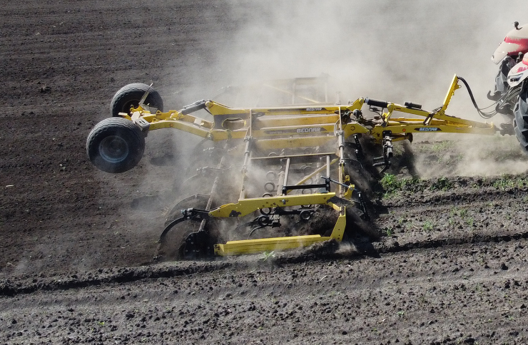 Quality sowing starts with perfect soil: Ukrlandfarming is updating its fleet of machinery with BEDNAR equipment.