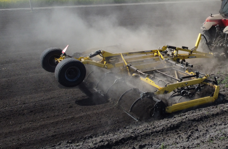 Quality sowing starts with perfect soil: Ukrlandfarming is updating its fleet of machinery with BEDNAR equipment.