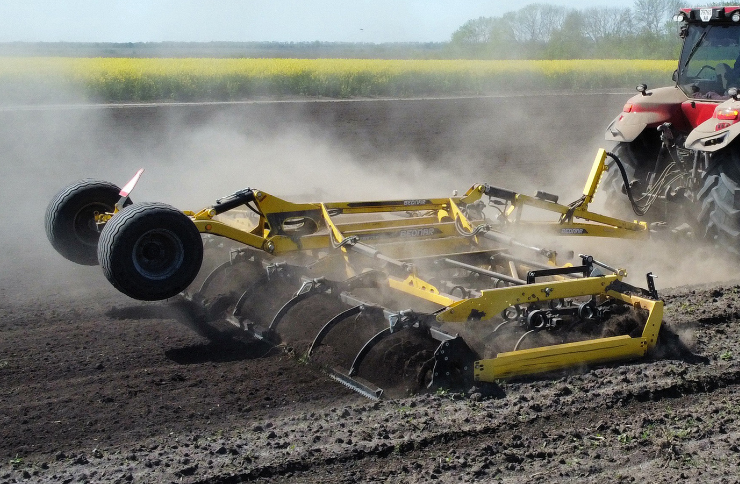 Quality sowing starts with perfect soil: Ukrlandfarming is updating its fleet of machinery with BEDNAR equipment.