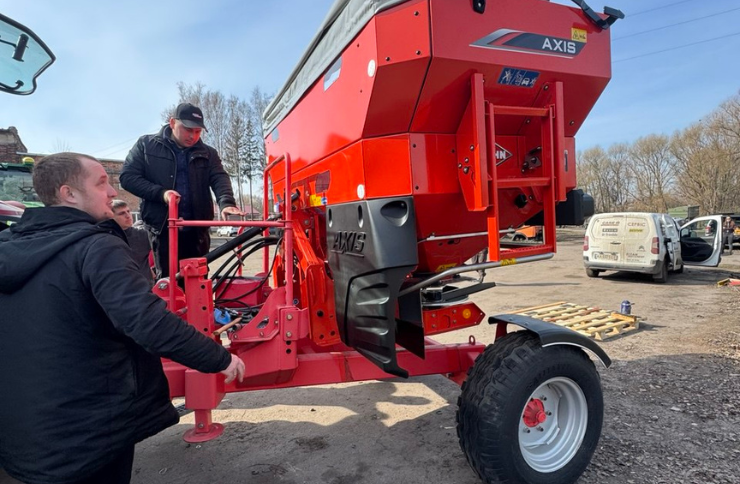 KUHN AXIS 40.2 H-EMC-W - точність, що виправдала очікування господарства