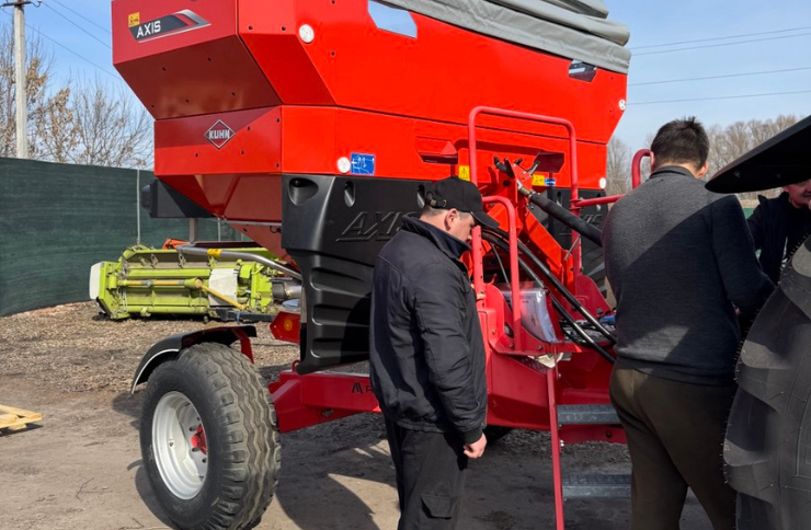 KUHN AXIS 40.2 H-EMC-W - точність, що виправдала очікування господарства