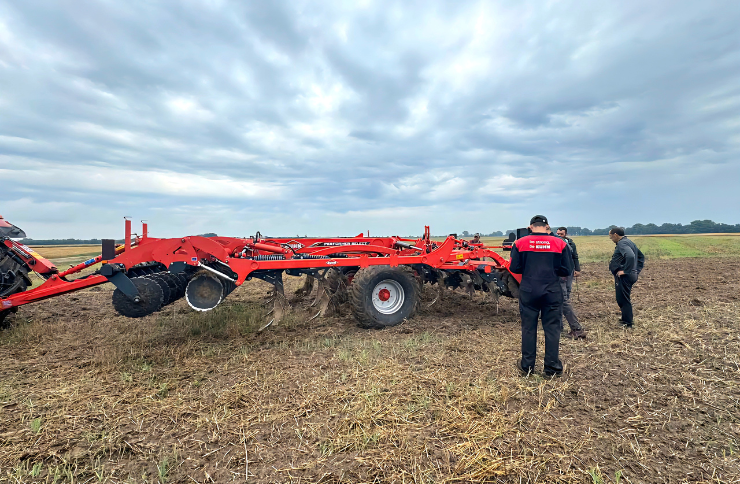 KUHN PERFORMER SELECT — a multifunctional cultivator for efficient soil tillage