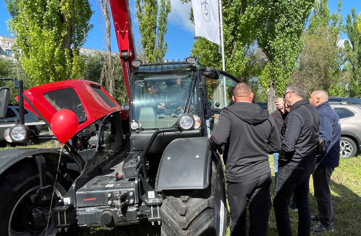 Case IH Farmlift 737 — універсальний телескопічний навантажувач для сучасного агробізнесу